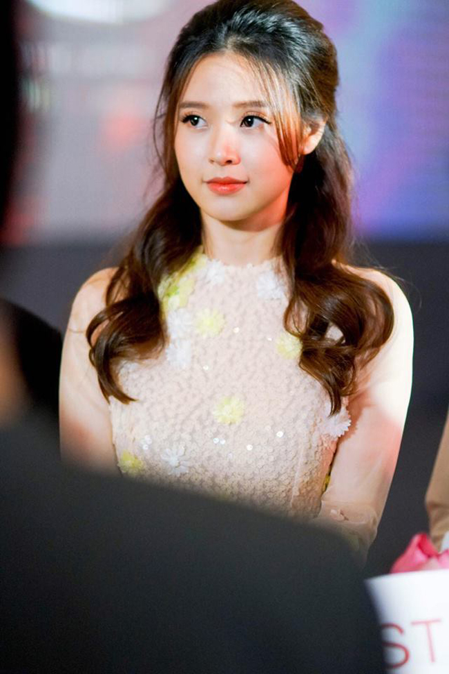 Không đu bám đại gia, 4 hot girl vẫn tậu xe hơi tiền tỷ